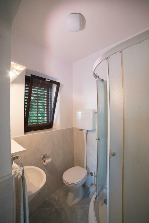 Apartmani Mia Palit Exterior photo